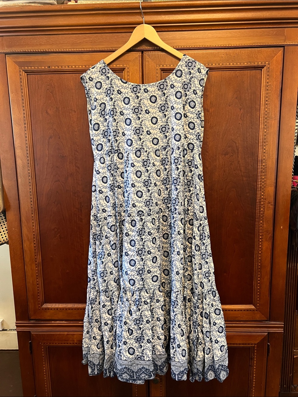 Sleeveless Blue and White Floral Midi Dress - Picture 5 of 6